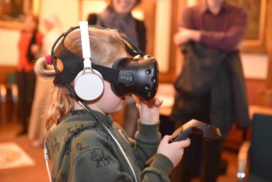 Ervaar Flardinga in 1018 in Virtual Reality! Kom zaterdag 14 sept. naar ‘Flardinga Viert’ bij de Grote Kerk voor een tijdreis. Platipus installeert een Virtual Reality opstelling waarin je terug kunt gaan naar 1018 ten tijden van Dirk III. Voor jong en oud een belevenis!