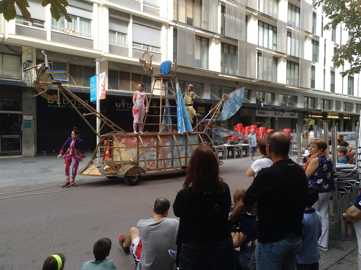DiariDeSabadell's tweet photo. La companyia de teatre El Sidral actua ara en diferents punts del Centre de #Sabadell. Ha començat a la plaça de l'Àngel i es mourà fins la biblioteca Vapor Badia. #FMSBD19 #FESTAMAJORDS https://t.co/9od9pXmWWe
