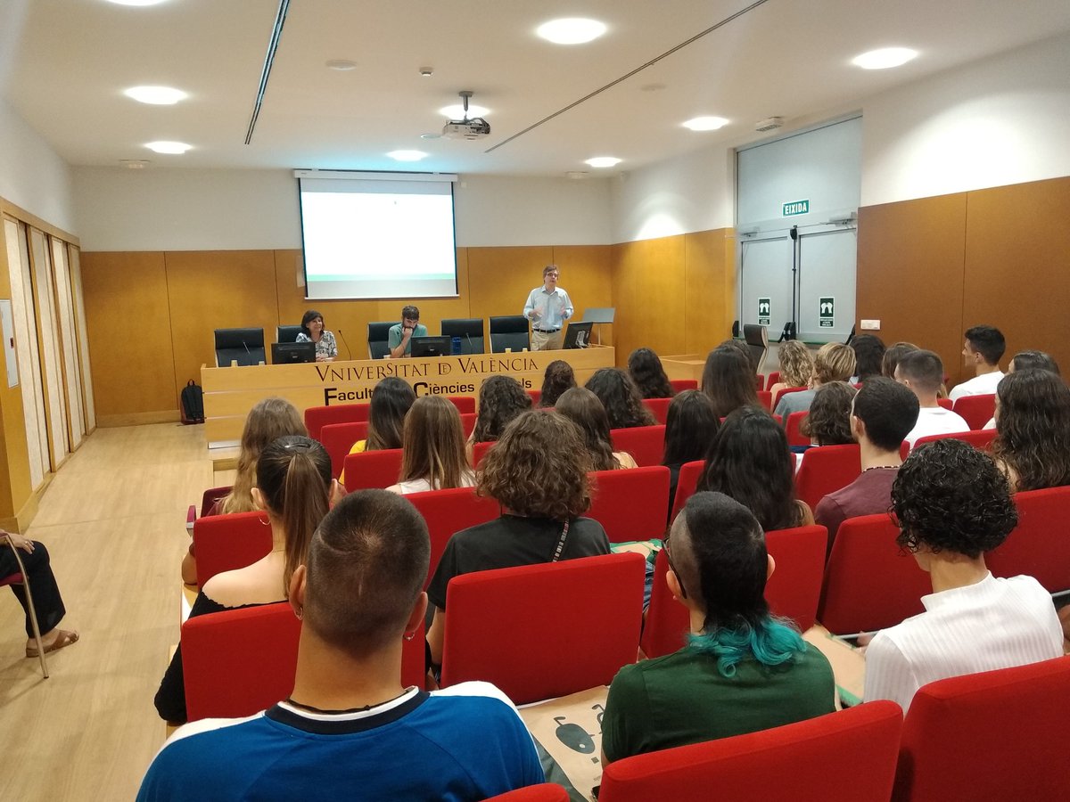 FacSocialsUVEG's tweet photo. 🙋🏾♀️Estudiantes i estudiants que comenceu #treballsocial #sociologia #sociologia_polítiques i #RRLLRRHH 🧳benvingudes i benvinguts a @FacSocialsUVEG @UV_EG ‼️ https://t.co/ryIqZfZteW