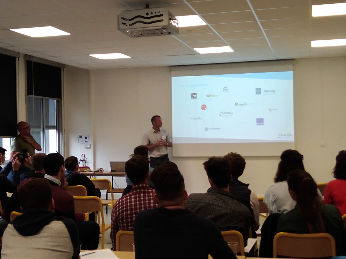 STAPS_Rennes2's tweet photo. Nos 2 derniers intervenants @hugokerherve et Éric Mariotto illustrent bien les partenariats possibles entre industriels, startup... et laboratoires de recherche. Belle collaboration entre @m2slab et #solandywest pour la conception de semelles (analyse, tests...) https://t.co/HK8YOfDZE1