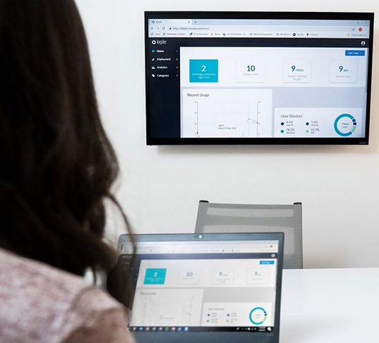 cramboEU's tweet photo. Obtén datos fiables sobre cómo se reúnen! Los análisis de @Mersive basados en la #nube te permiten utilizar mejor tu espacio de reuniones y optimizar al máximo los tiempos. #SummerOfSolstice #ThisIsSolstice #SolsticeAdvantage #Mersive https://t.co/BH9uPKfPVE https://t.co/83eixnD05R