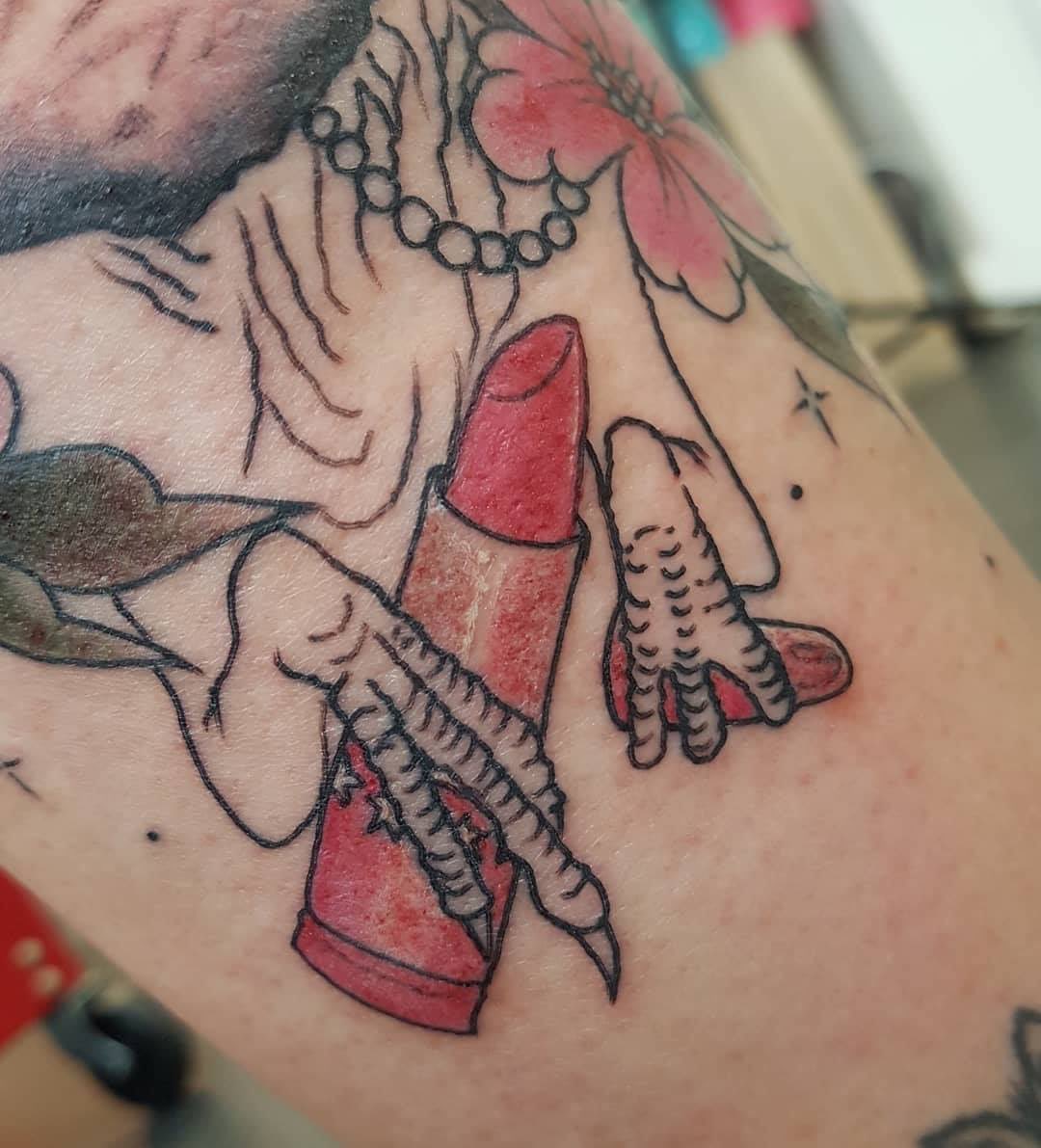 cerisekelsey's tweet photo. @JeffreeStar can I get on the PR list now? πβ€οΈ #jeffreestarcosmeticstattoo #jeffreestartattoo #lipammotattoo #lipsticktattoo #makeuptattoo #notquitefinished #dilophosaurus https://t.co/h9EmNpOPAE