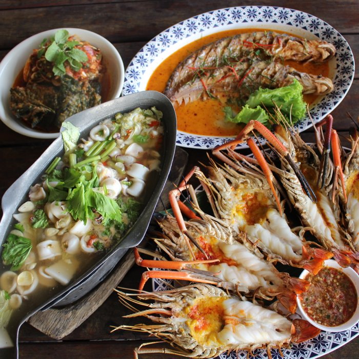 What we love the most, enjoying #localfood. Like this insane seafood meal in #Ayutthaya. Check out the enourmous King River Prawns, which is one of the foods that Ayutthaya is famous for. #TopTravelFoods #ThaiFood #ThaiSeafood