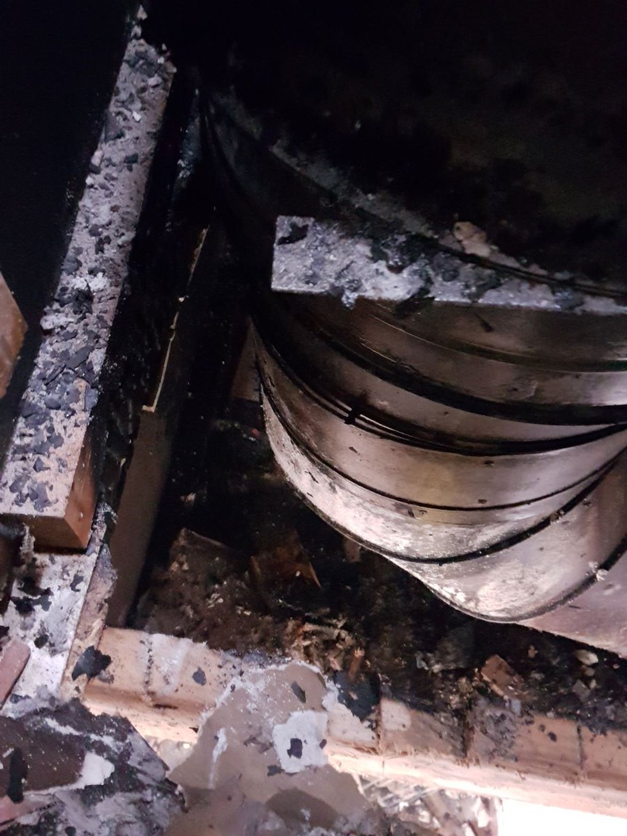 CheshireBFS's tweet photo. #Halton &amp; #Warrington Protection Officers carried out an audit at a takeaway following a fire in ducting due to a heavy grease build up. 

Failing to clean your ducting regularly can increase the risk of fire and the rate of fire spread, make it #routinetoclean! #BusinessSafety19 https://t.co/5iVV8unZhr