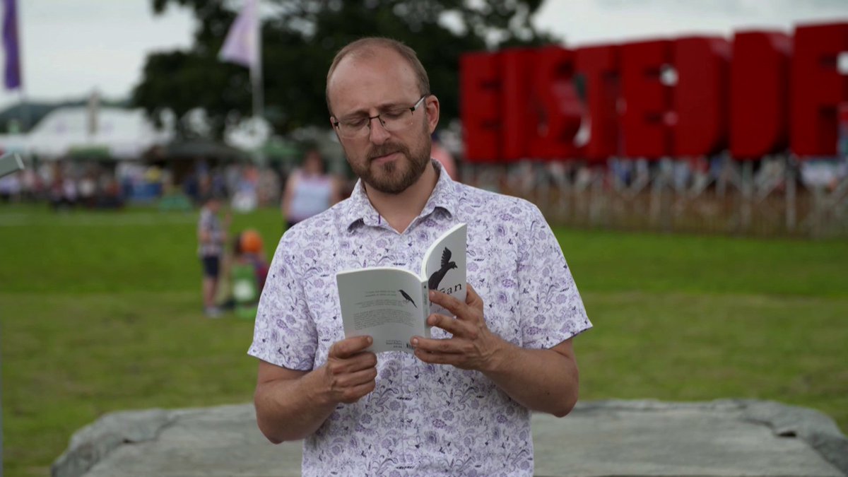 CwmniDa's tweet photo. 🎪 Uchafbwyntiau llenyddol o'r Babell Lên, y Lle Celf ac o faes @eisteddfod Genedlaethol Sir Conwy.
📺 Y Babell Lên a Mwy : Nos 'fory am 22.00 ar @S4C https://t.co/Sv9FVSSuH3