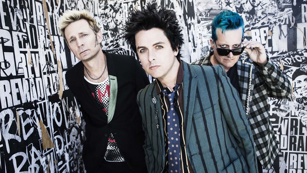 KerrangMagazine's tweet photo. Brace yourself, @GreenDay, @falloutboy and @Weezer fans: it looks like all three bands are going on tour together! https://t.co/Pl8grO9tUl #HellaMegaTour https://t.co/5sPvetBiwM