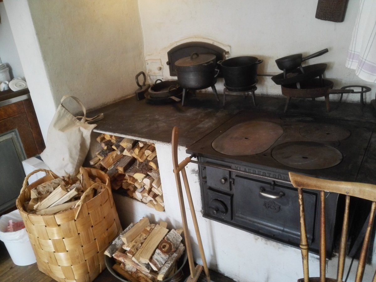 kristallnaach's tweet photo. Heute es es kalt und grau..hier ein wärmender #Kamin🇸🇪 #Eldstad
#Höstmarknad i #Brunskog's #Hembygdsgård #Herbstmarkt
#Schweden 🇸🇪 #Elchenländle19 https://t.co/Q3YtQF5cQf