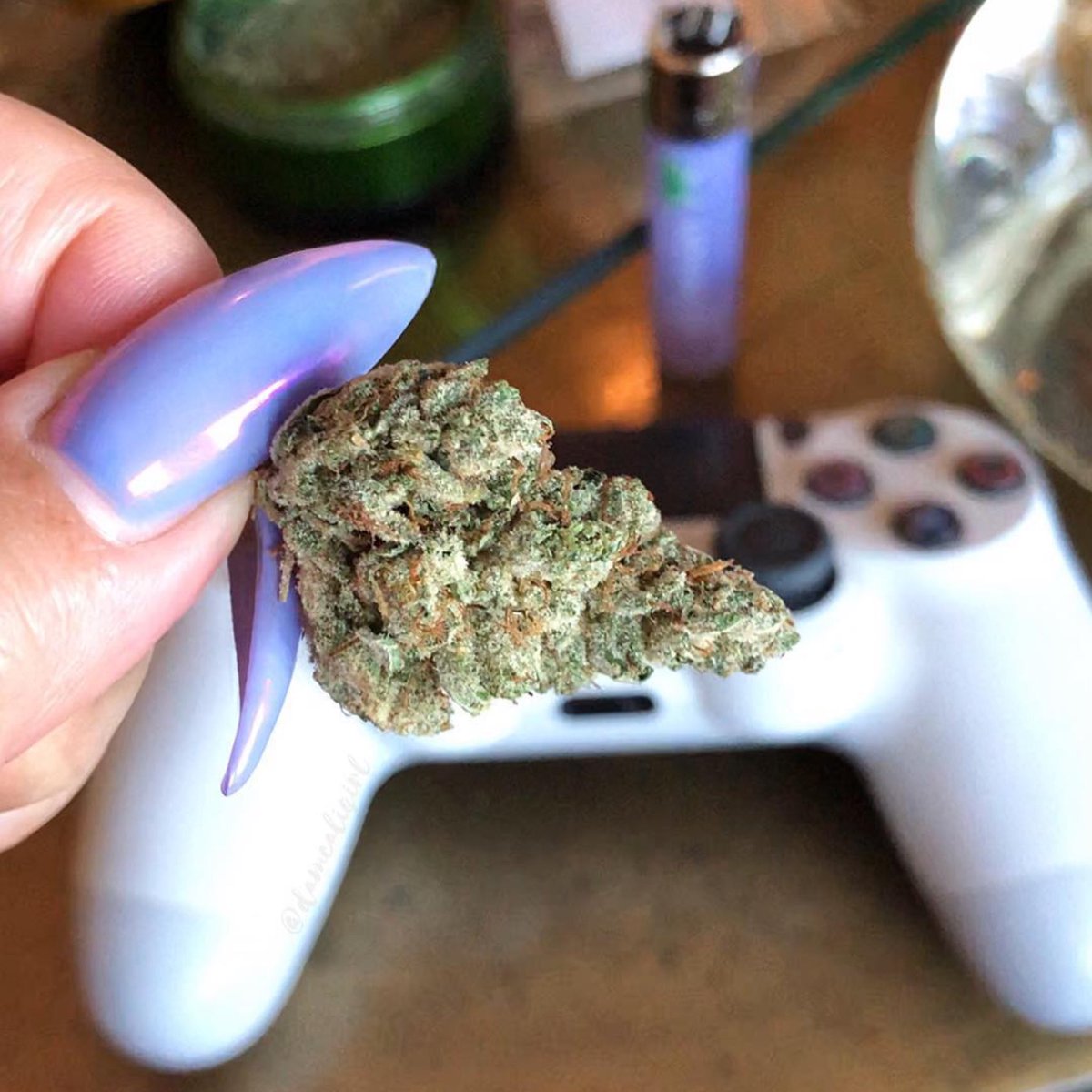 damcaligirl's tweet photo. What game is everyone playing nowadays? 🎮💨💨💨 #ps4nchill #gamer #stoner https://t.co/871pJkypMZ