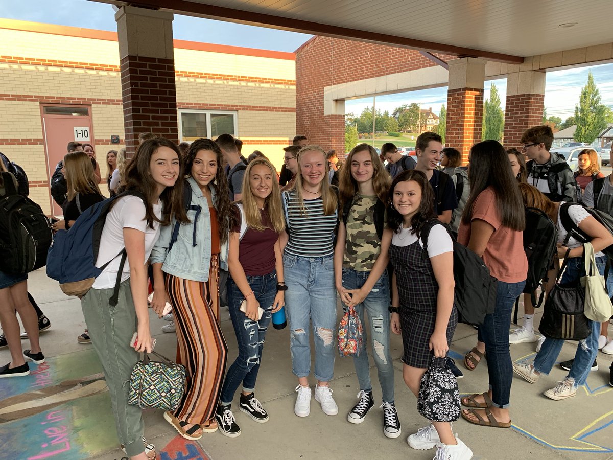 MarsAreaSD's tweet photo. 🍎Good morning Mars High School students. Have a great first day! @MarsHSPlanets #wehavegreatthingstodo #marsarea https://t.co/XrHrqNbzHx