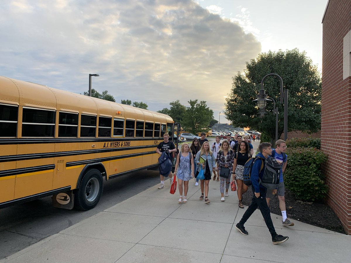 MarsAreaSD's tweet photo. 🍎Good morning Mars High School students. Have a great first day! @MarsHSPlanets #wehavegreatthingstodo #marsarea https://t.co/XrHrqNbzHx