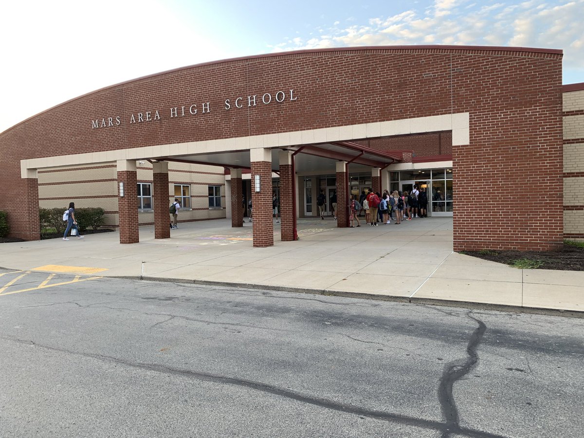 MarsAreaSD's tweet photo. 🍎Good morning Mars High School students. Have a great first day! @MarsHSPlanets #wehavegreatthingstodo #marsarea https://t.co/XrHrqNbzHx