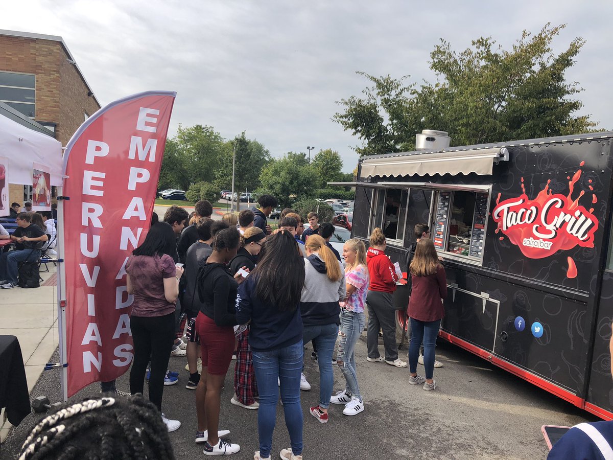 WASpanishClub's tweet photo. Best day of the year! Food truck day for Spanish 2! #biliterateblackhawks https://t.co/mknW64ho4M