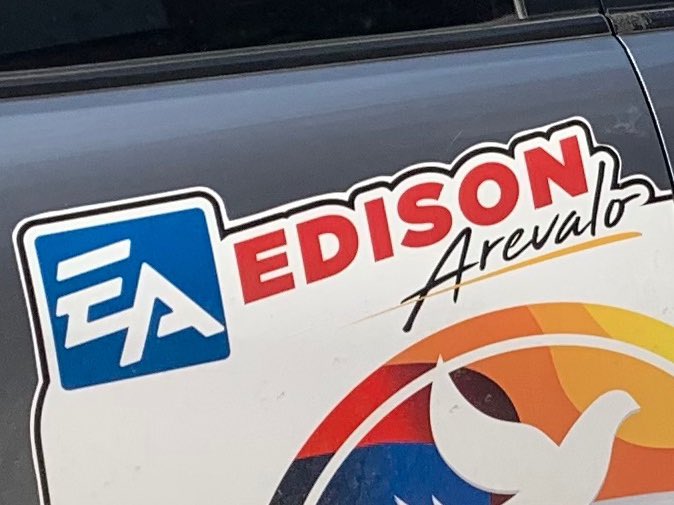 Juandapo's tweet photo. Edison Arévalo cobrará $9.99 por cada intervención que haga. 

Las micro transacciones llegan a la política... Al menos públicamente. https://t.co/1lqjx6cddu