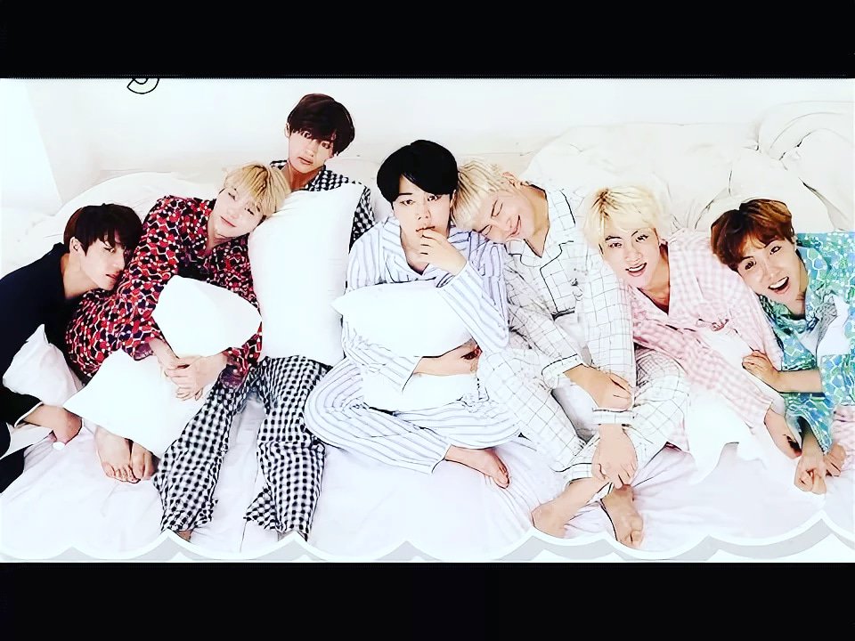 Видео где бтс. БТС фотосессия в пижамах. Группа BTS Чимин в пижаме. БТС спят.