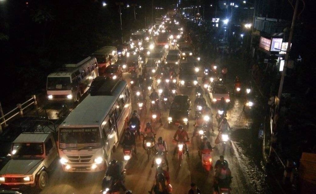 RONBupdates's tweet photo. Few moments ago : Huge traffic jam &amp; crowd waiting for public transport infront of Kathmandu Mall 😥 #VIPSawari

Pic. @milanpoudel200 https://t.co/D9PRpn9k1Q