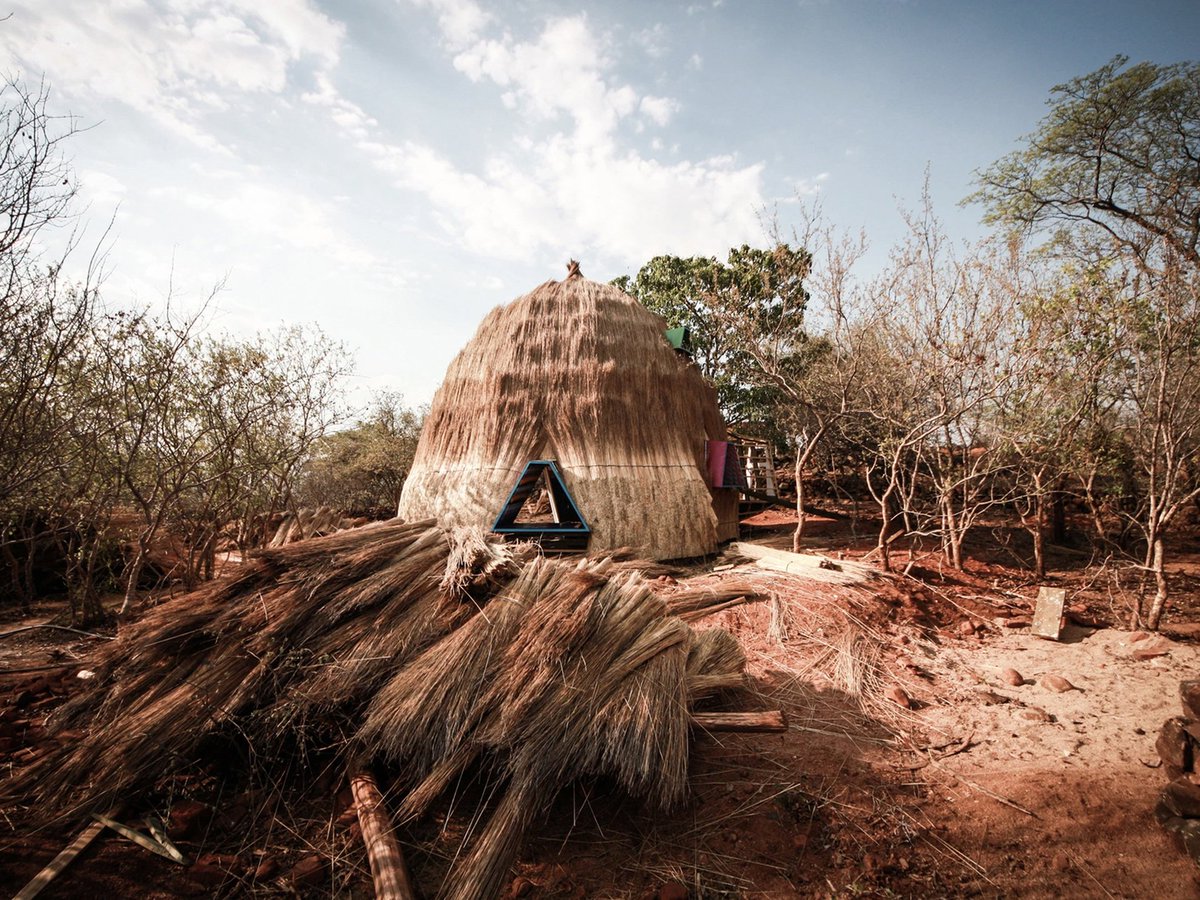 HandbookCS's tweet photo. Kindergarten Zimbabwe. Un progetto educativo per insegnare ai bambini come prendersi cura della terra.
#artigianato #Chaseyama #ecosostenibile #edilizia #legno #paglia #permacultura #PORET #HandbookCostaSmeralda #CostaSmeralda #Kindergarten #Zimbabwe https://t.co/AGdgEOw7pY https://t.co/aE13RT9DiY