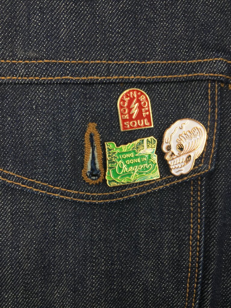 ⚡🎸⚡Rock N' Roll, 🏄‍♀️Surfing, and 🌲Oregon, just a few of our favorite things. Share some of your favorite things with us in the comments! 

The Long Gone in Oregon pin is available at the 
link below!🤙
oddsandsods.co/product/oregon…