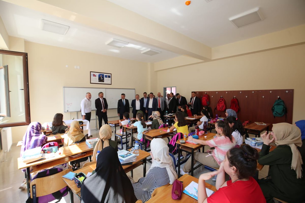 makif_yilmaz's tweet photo. Yapımı tamamlanan ve hizmete giren Akçakoca Anadolu İmam hatip Lisesi Fen ve Sosyal Bilimler Proje okulunu ve İmam Hatip Ortaokulunu gezdik. Öğrenciler ve öğrenmenlerin mutluluğuna eşlik ederek, yeni eğitim yuvasında geleceğimizin mirasçıları öğrencilerimize başarılar diledik. https://t.co/W8BfbxDCmY