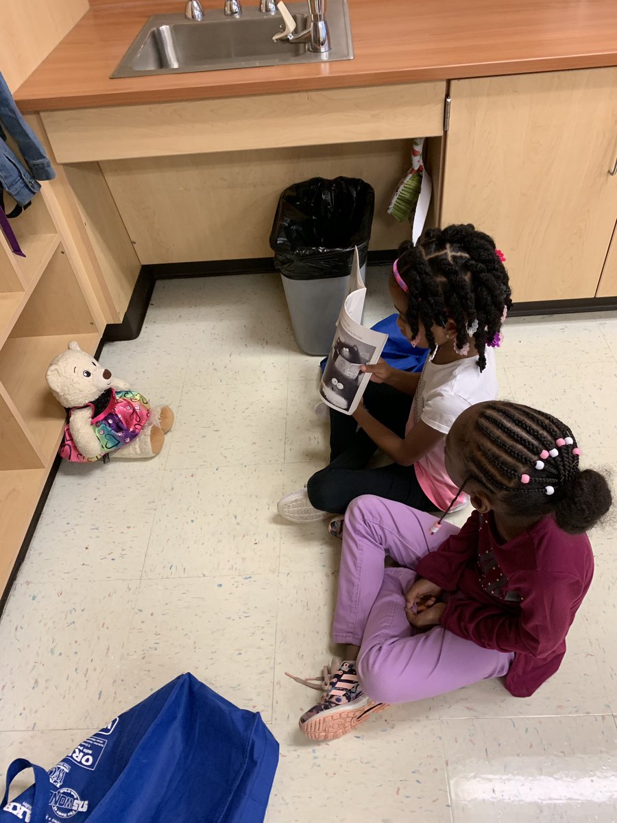 PeakeTeacher's tweet photo. #NationalTeddyBearDay #readtoyourbear#happyclassrooms https://t.co/vQztGKTLd0