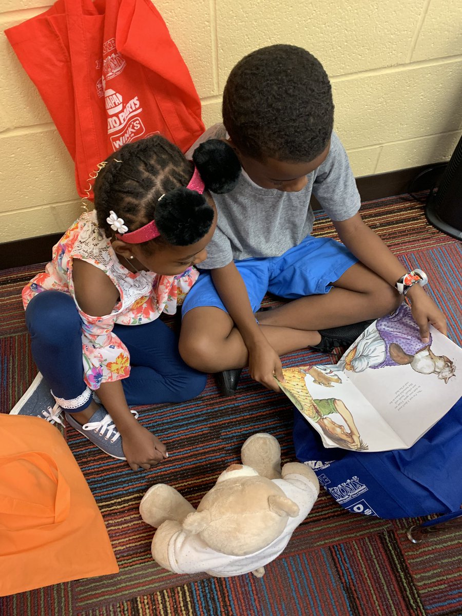 PeakeTeacher's tweet photo. #NationalTeddyBearDay #readtoyourbear#happyclassrooms https://t.co/vQztGKTLd0
