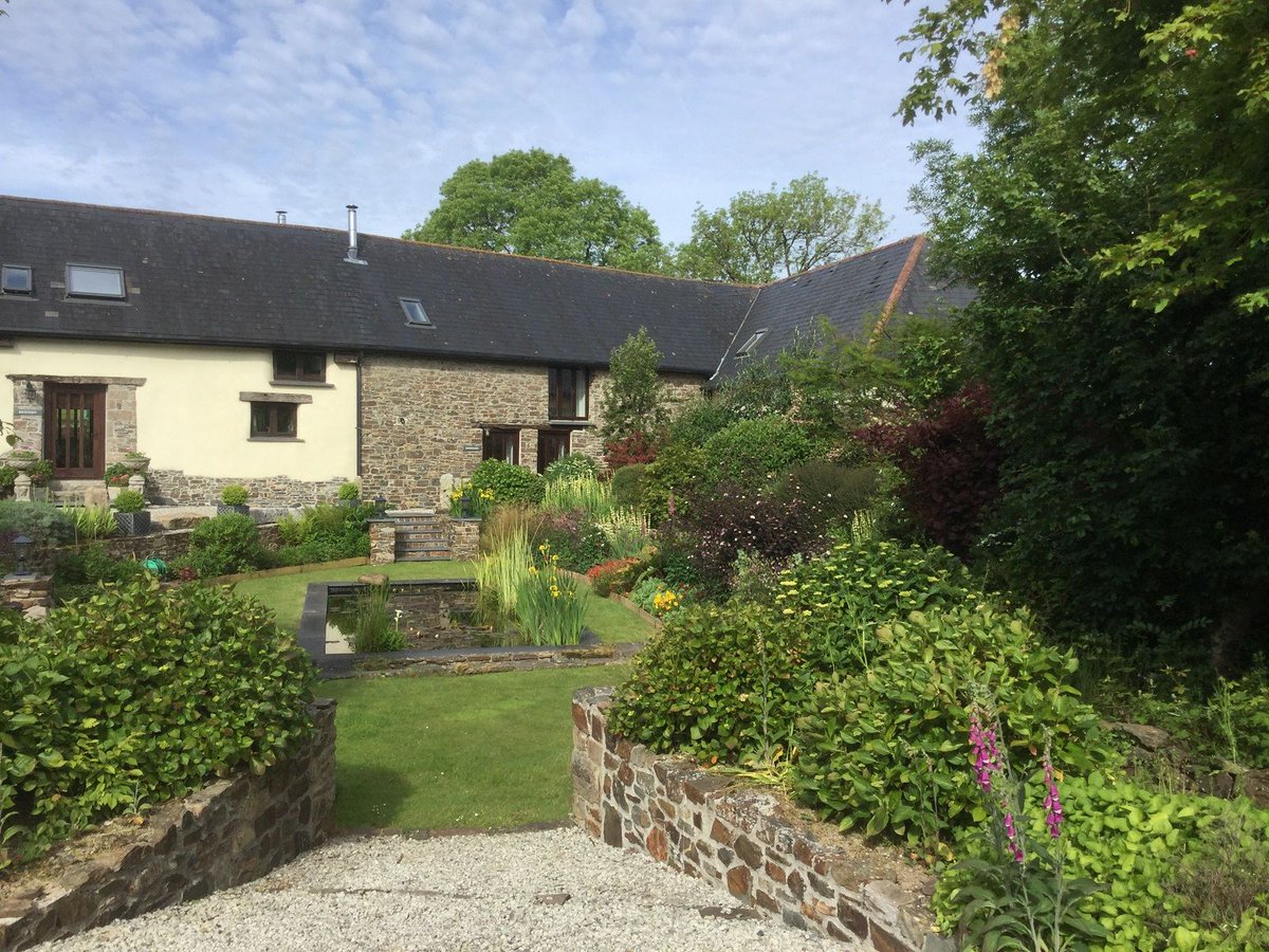TheHolidayCots's tweet photo. 📚 #HalfTermAvailability! 📚
Moonseeker is available w/c 25th Oct, priced at £550 for 7 nights. This cosy, pet friendly cottage is surrounded by lovely countryside & has lots of days out nearby!
🛏️ Sleeps 1-4
https://t.co/is1f7Rx0yt
#SampfordCourtenay #Devon @WebberHillFarm https://t.co/3jiUprULBf