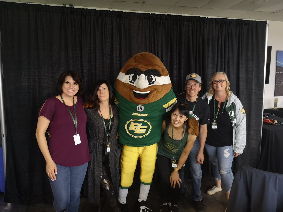 traceyYEG's tweet image. Thank you!! #brickbestseats  @TheBrick @EdmontonEsks Had a great time on Saturday!🎉🎉 We will win all the remaining games!!💚💛💚💛 #goesksgo 🏈🏈
