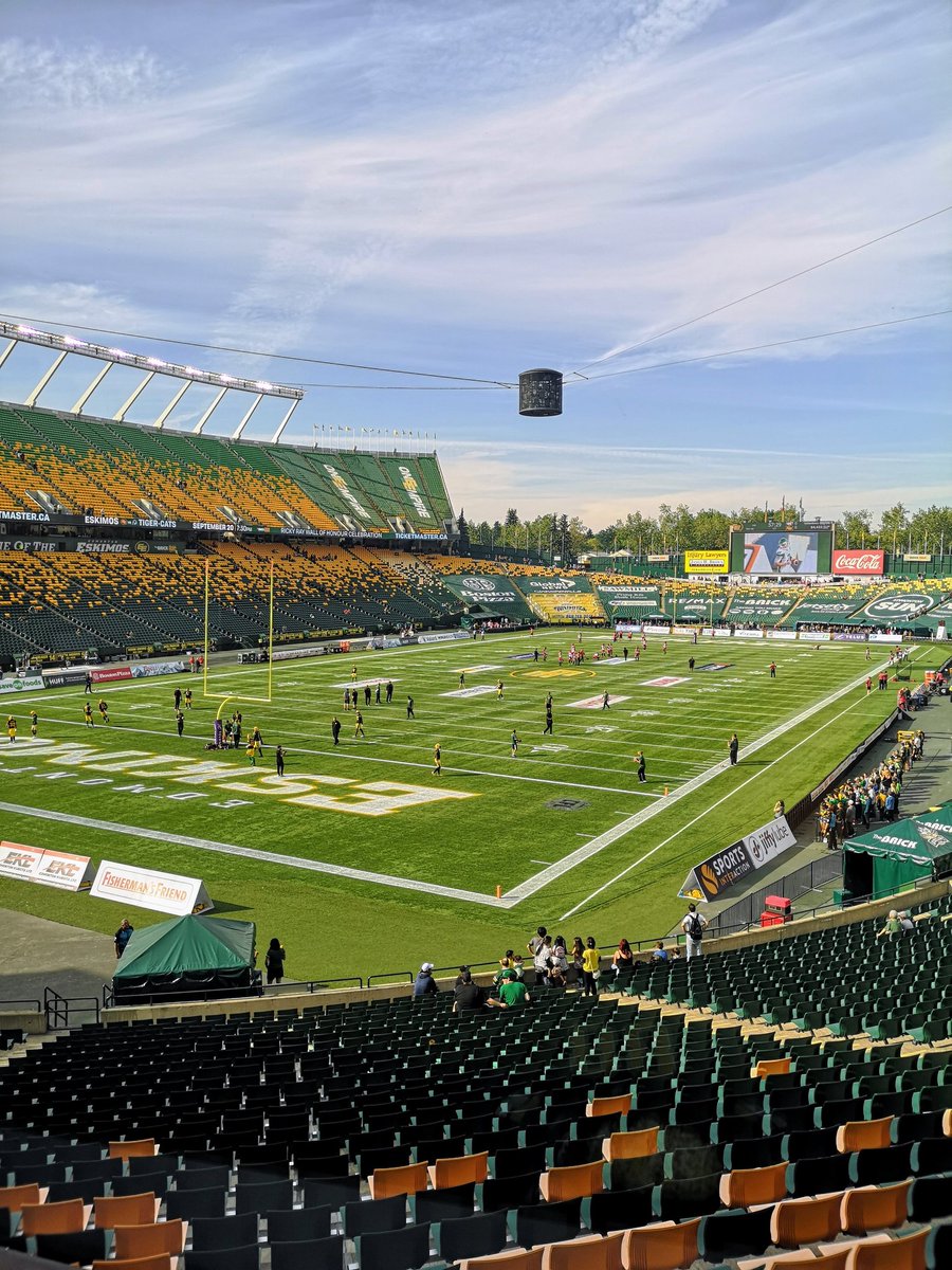 traceyYEG's tweet image. Thank you!! #brickbestseats  @TheBrick @EdmontonEsks Had a great time on Saturday!🎉🎉 We will win all the remaining games!!💚💛💚💛 #goesksgo 🏈🏈