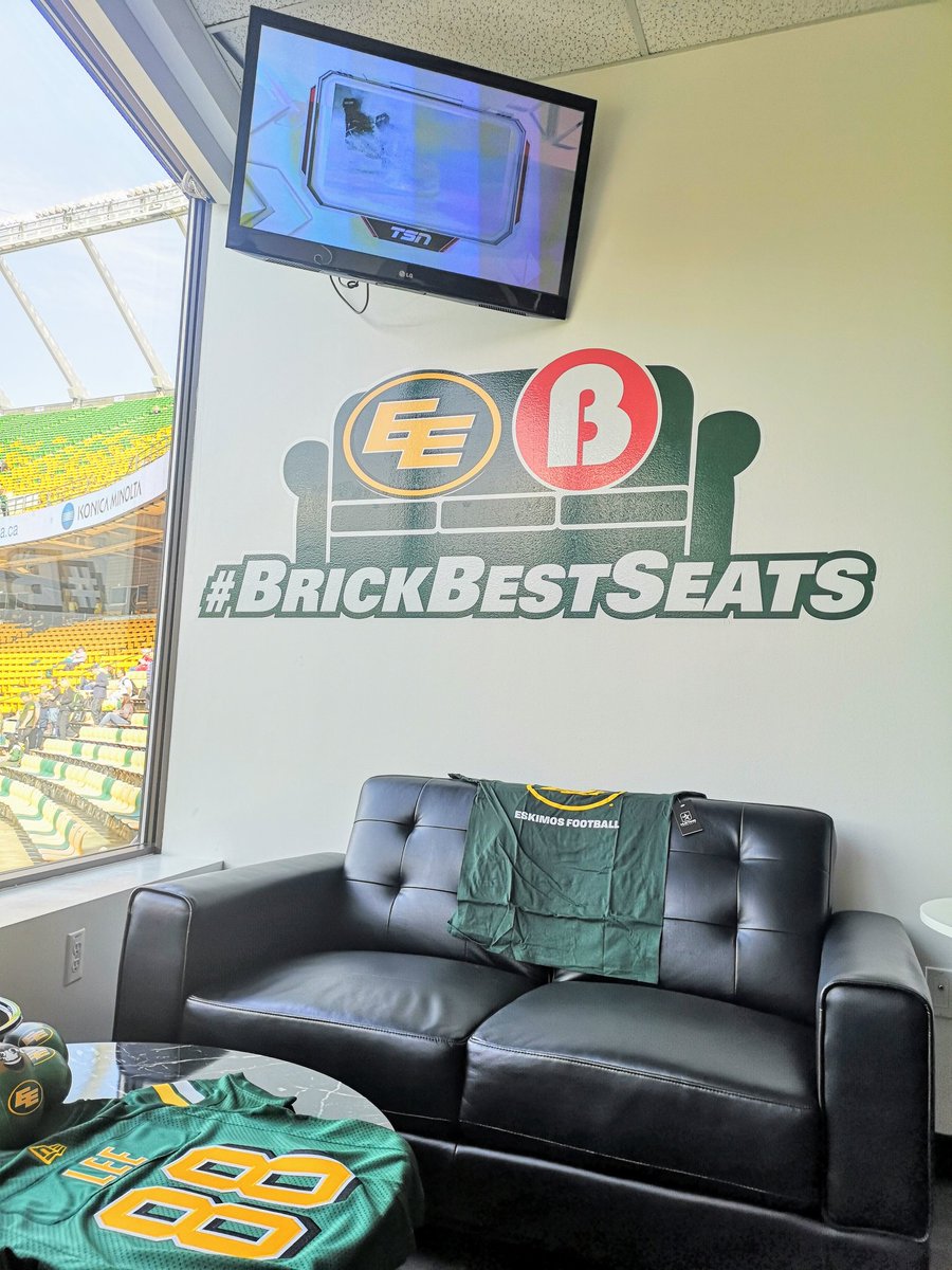 traceyYEG's tweet image. Thank you!! #brickbestseats  @TheBrick @EdmontonEsks Had a great time on Saturday!🎉🎉 We will win all the remaining games!!💚💛💚💛 #goesksgo 🏈🏈