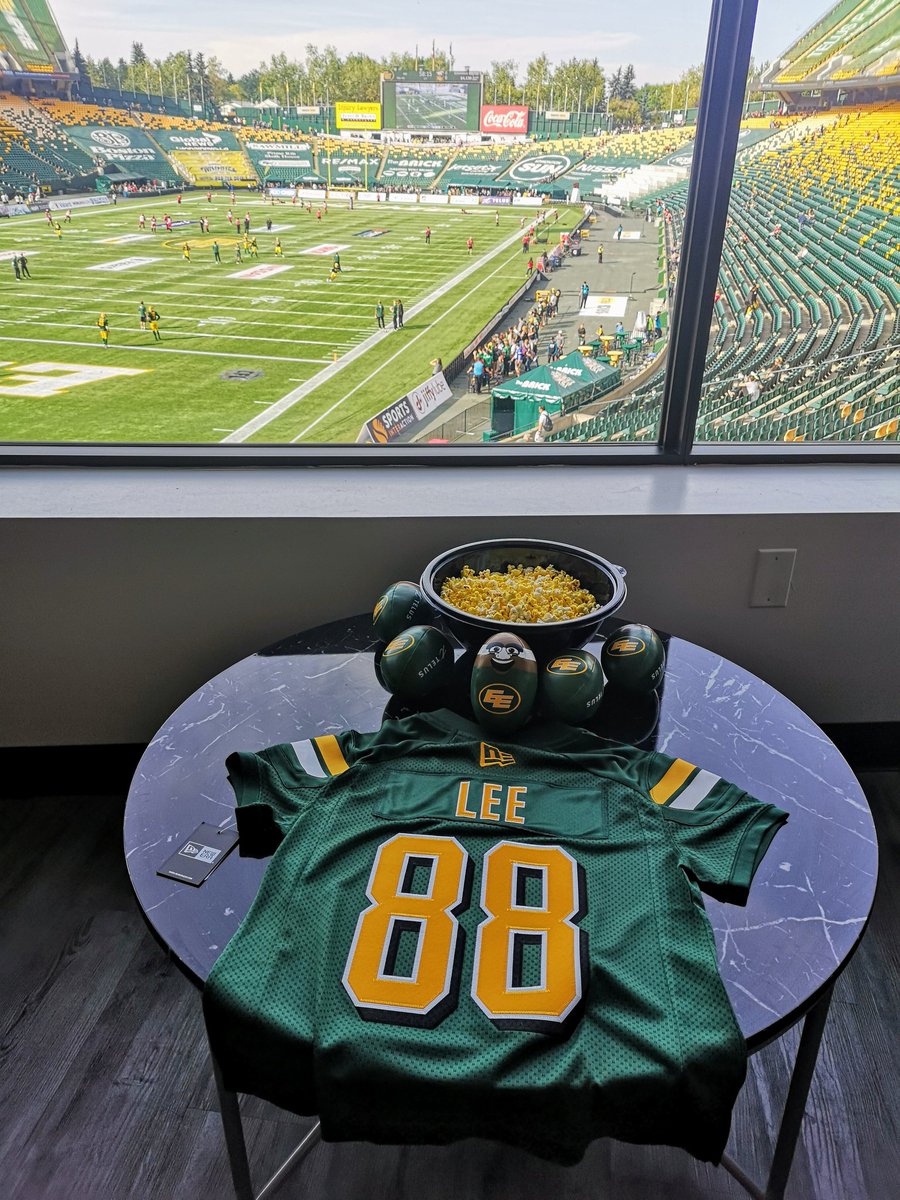 traceyYEG's tweet image. Thank you!! #brickbestseats  @TheBrick @EdmontonEsks Had a great time on Saturday!🎉🎉 We will win all the remaining games!!💚💛💚💛 #goesksgo 🏈🏈