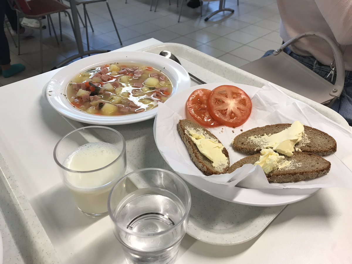 Leo On Twitter フィンランド通信 フィンランドの小学校の給食 今日の献立は 野菜のスープとパン 給食のメニューは すべてセルフで食べ放題 品数は少ないが 味は一つひとつが美味しい 食堂の内装が レストランのようにオシャレ 細かなインテリアにも