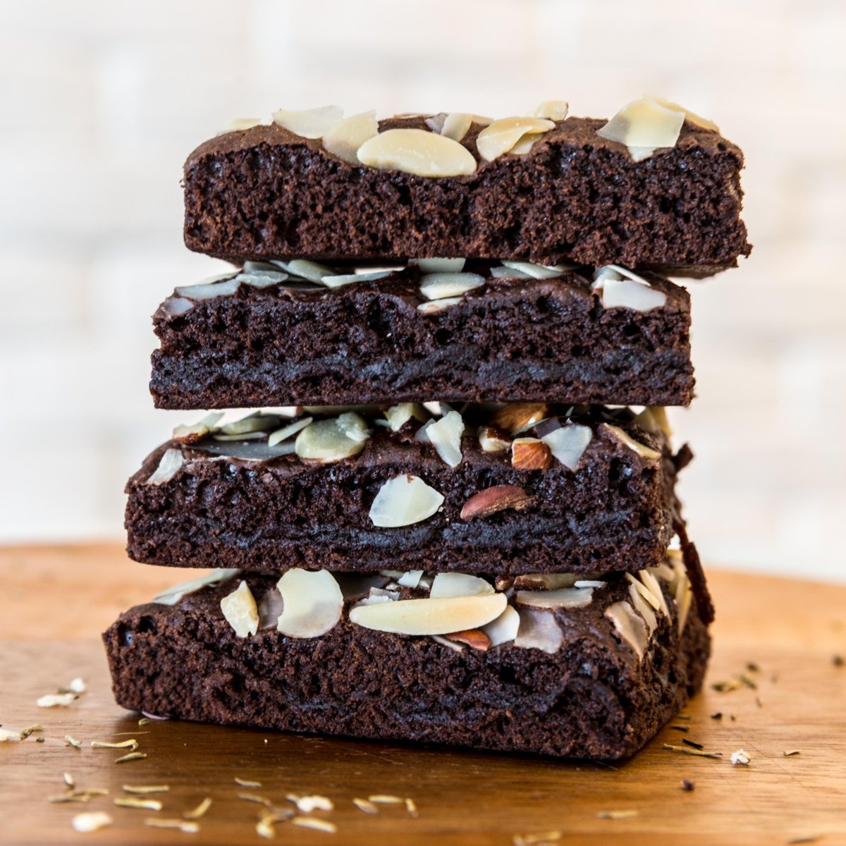 El mundo se divide en dos tipos de personas: las que les encanta el brownie estilo bizcocho y las que harían cualquier locura por el fudge brownie, aquél mucho más denso y cremoso. 

Receta deliciosa de fudge brownie 👇👇👇
cort.as/-PxPD