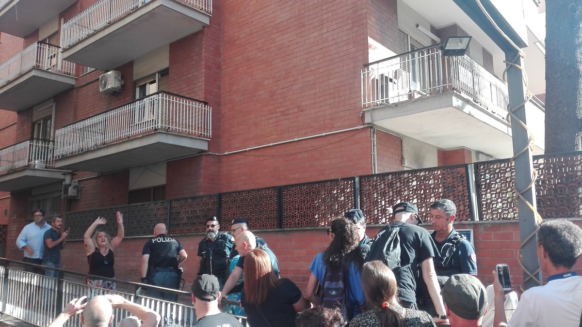 bpm_roma's tweet photo. Iniziativa degli sgomberati di #CardinalCapranica in un palazzo vuoto in via Battistini 466. Intervento immediato della celere, si resiste nel cortile.
#RomaNonSiChiude #CardinalCapranicaResiste https://t.co/45DraoDoAi