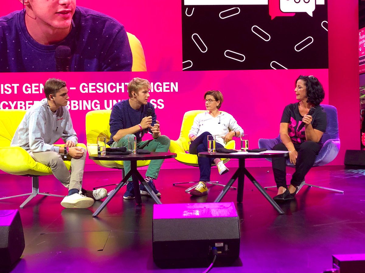 „Wir haben in der Schule Statistiken gelesen und festgestellt, dass #Cybermobbing ein riesiges Problem in der Gesellschaft ist. Das war der Startpunkt für unsere App <a href="/exclamo_org/">exclamo</a>“, so Julius de Gryter im #Dabei-Podcast. #IFA19 <a href="/telekomwall/">Telekomwall</a> #medienabersicher #lovespeech