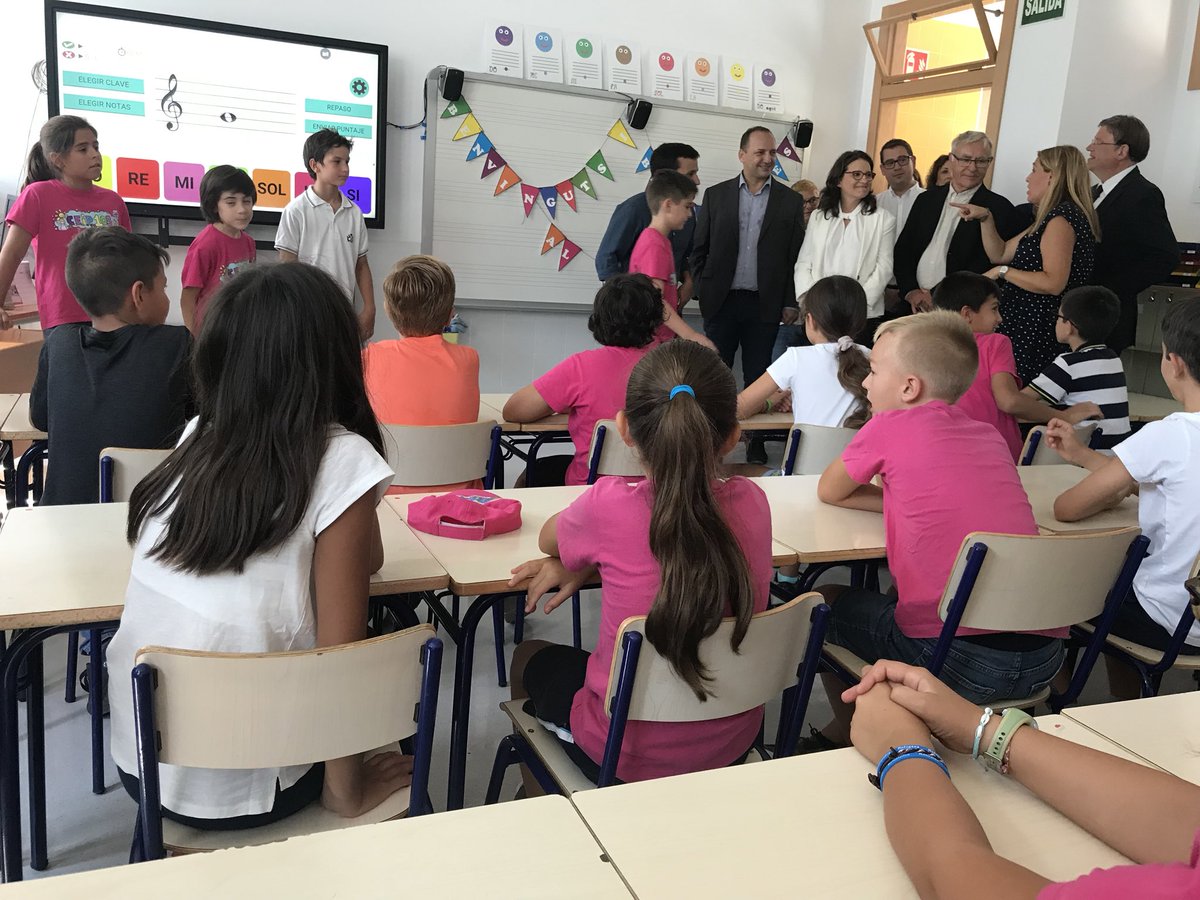 joanribo's tweet photo. Hui s’enceta el curs escolar i ho fem des del #CEIP103
❌Molts xiquets i xiquetes d’esta escola només van conèixer els famosos @barracones103 
✅En el mandat anterior començàrem les obres i hui són una realitat
➡️Altres 12 escoles de #València tenen ja obres en marxa o a punt 👍 https://t.co/pOyEQNKTka
