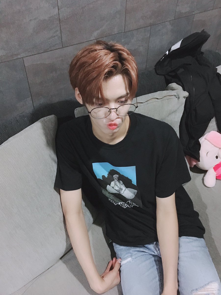 TRCNG_official's tweet photo. #TRCNG #지훈
내 최애 해리포터 안경을 시우에게 줘 보았는데...앗?!❤️ (잘 어울려서 내가 사진 찍는다고 했더니 그걸 또 손목 꺾인 채로 가만히있는 시우ㅋㅋㅋㅋ고맙다) https://t.co/tnlzF14D2O