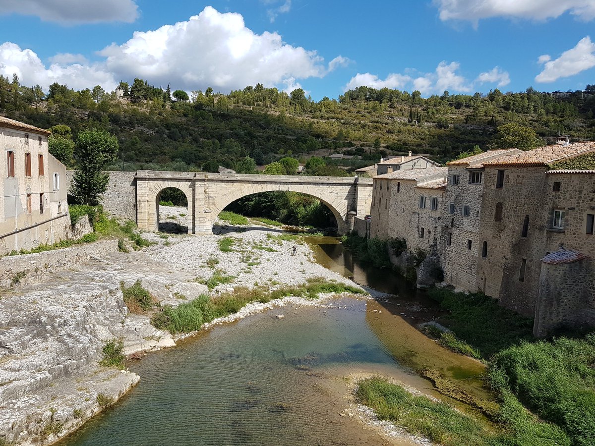 #Lagrasse está considerado como uno de los pueblos más bellos de Francia. Rodeado de montañas y viñedos se encuentra este pueblo medieval que se construyó junto a la Abadia de Sta Maria de Lagrasse.