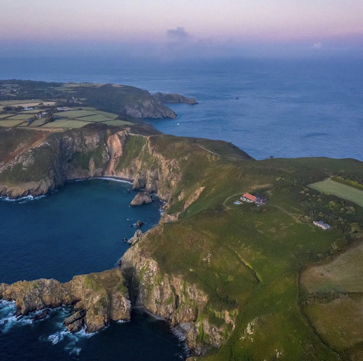 SarkHotel's tweet image. 🎭 @OperaSark combines the unique experience of world class opera &amp;amp; first class hospitality at intimate locations across the beautiful British Channel Island of Sark 🎶
Bravo! to everyone involved👏🏼
@Sark_Island ...a world apart!
