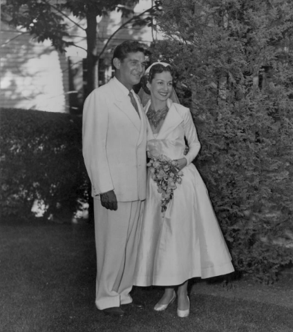 myaskofiev's tweet photo. Leonard Bernstein and Felicia Montealegre were married on 9 Sept 1951.
(His suit had belonged to Koussevitzky).. https://t.co/O9tdtL3dI5