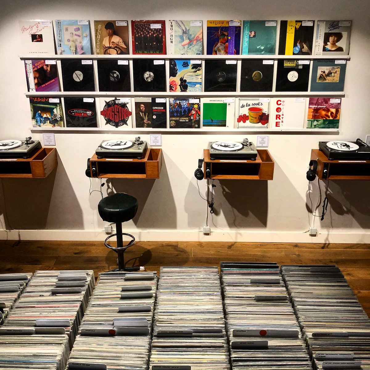 rushhourstore's tweet photo. Heya! Mixed bag on the wall! Classic stuff.., some hiphop bangers and movers & groovers. See link for the list:
••
🔊🎶 https://t.co/TYNBfXeydL
••
#rushhourstore #rhusedrecords #jazz #techno #citypop #usedrecords https://t.co/hw354uONOe