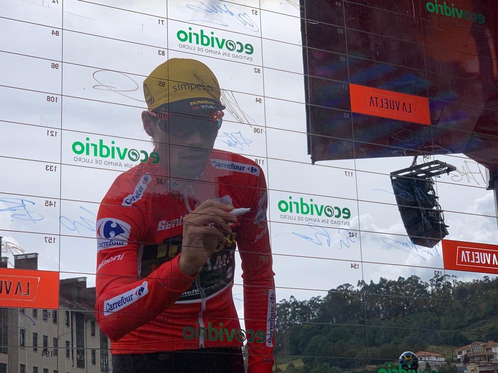 🇪🇸 #LaVuelta19  
The leader has signed-on for stage 16 ✅. Another mountain stage on the menu before tomorrow’s restday.