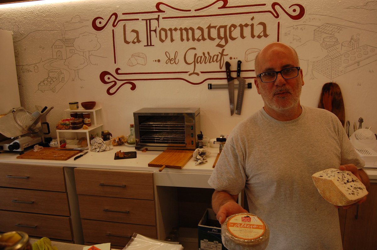 AssSinglot's tweet photo. Aquest Dimecres acomiadem l'Estiu amb un #Vermuting a La formatgeria del Garraf.
C/Sant Gregori 7, VNG.
Raclette, taules de formatges, bona birra a les aixetes i Dj 's.
D'11 a 15 hs. t'esperem! 😋 https://t.co/uXuP2vQQZ8