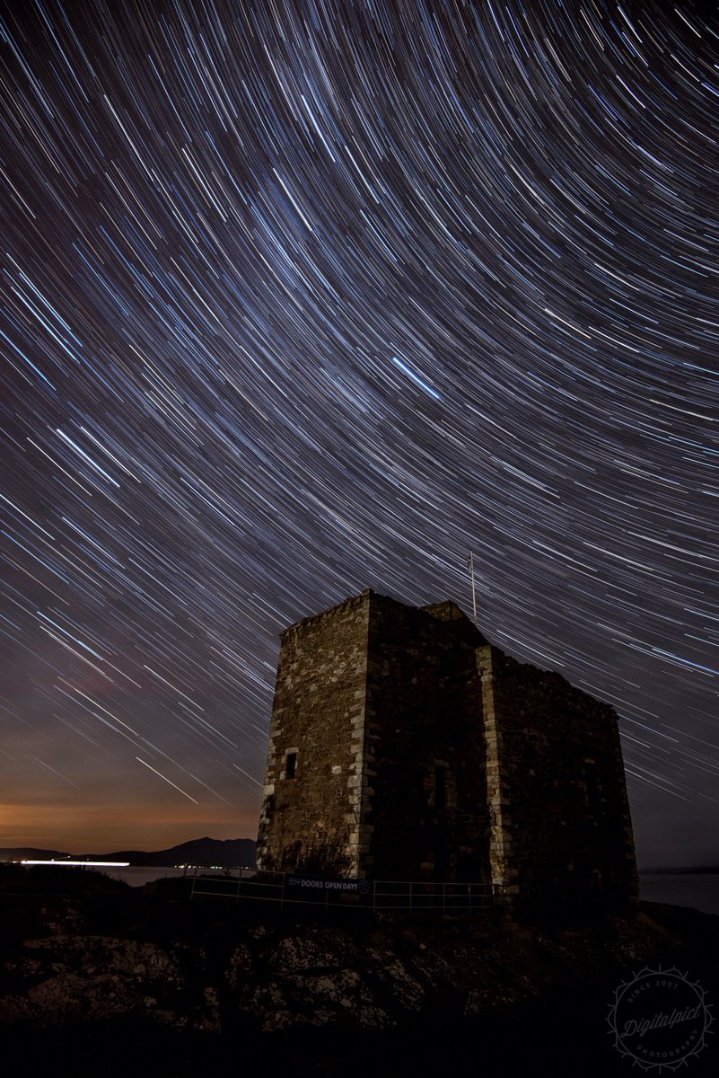 johnnygeee's tweet photo. Startrails over #Portencross Castle, North #Ayrshire.

Spent a pleasant Saturday evening that stretched into the wee hours of Sunday morning watching the moon set and the Milky Way appear.

#nightsky #startrails #nightphotography #Scotland #VisitScotland https://t.co/4pO71P4Mzh