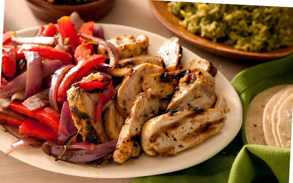 CHOW's tweet photo. Add this chicken fajita recipe to your weeknight dinner roundup 😋 https://t.co/y19kh9cv2P https://t.co/mtDjPt3icZ