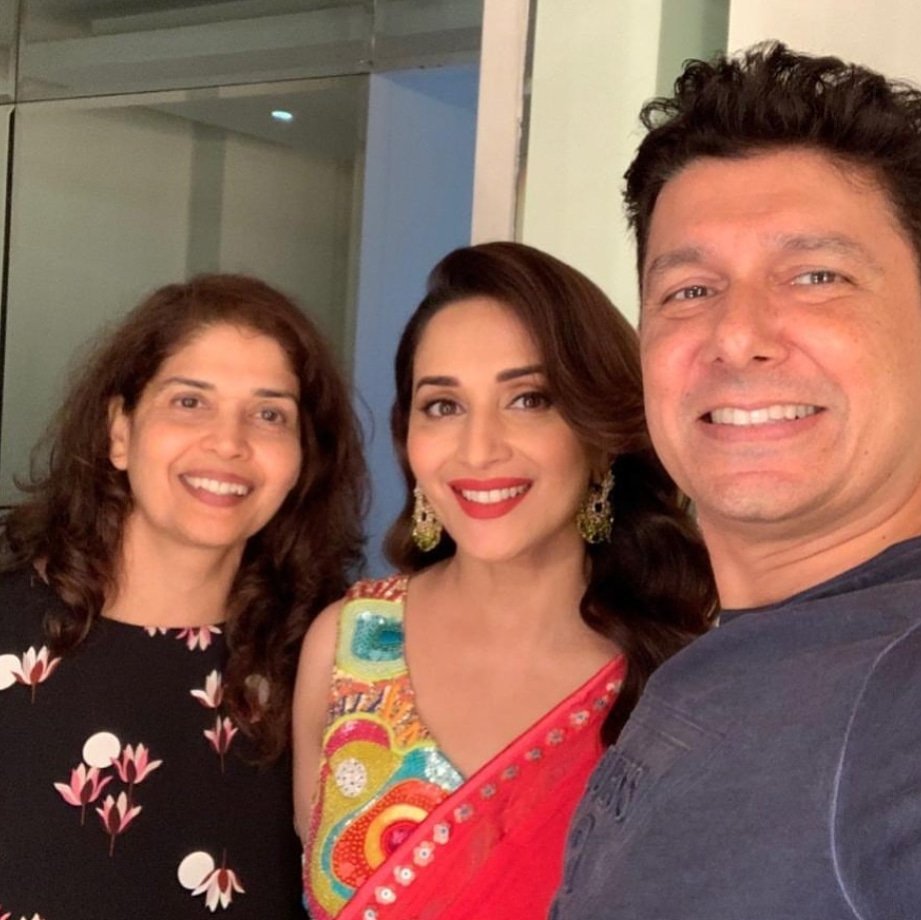 This is called #FamilySelfie 
#RupaDixit and @DoctorNene with @MadhuriDixit on sets of #dancedeewane2