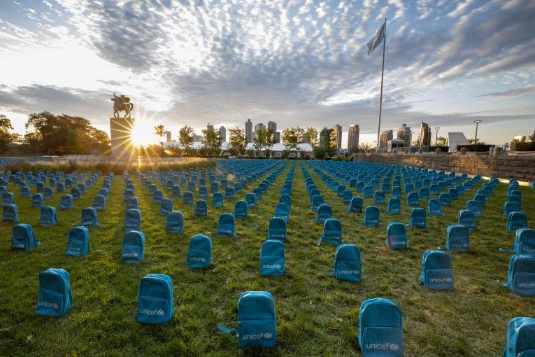 RekhaLecomte's tweet photo. What a poignant #BackToSchool period photo!😢

3758 school backpacks laid at the @UN to depict the number of child deaths last year. And, this I believe should be a way lower number than in reality!

 #ChildrenUnderAttack #ENDviolence
#Children #Life 
@UNICEF @UNICEFmedia https://t.co/DCECNctajD