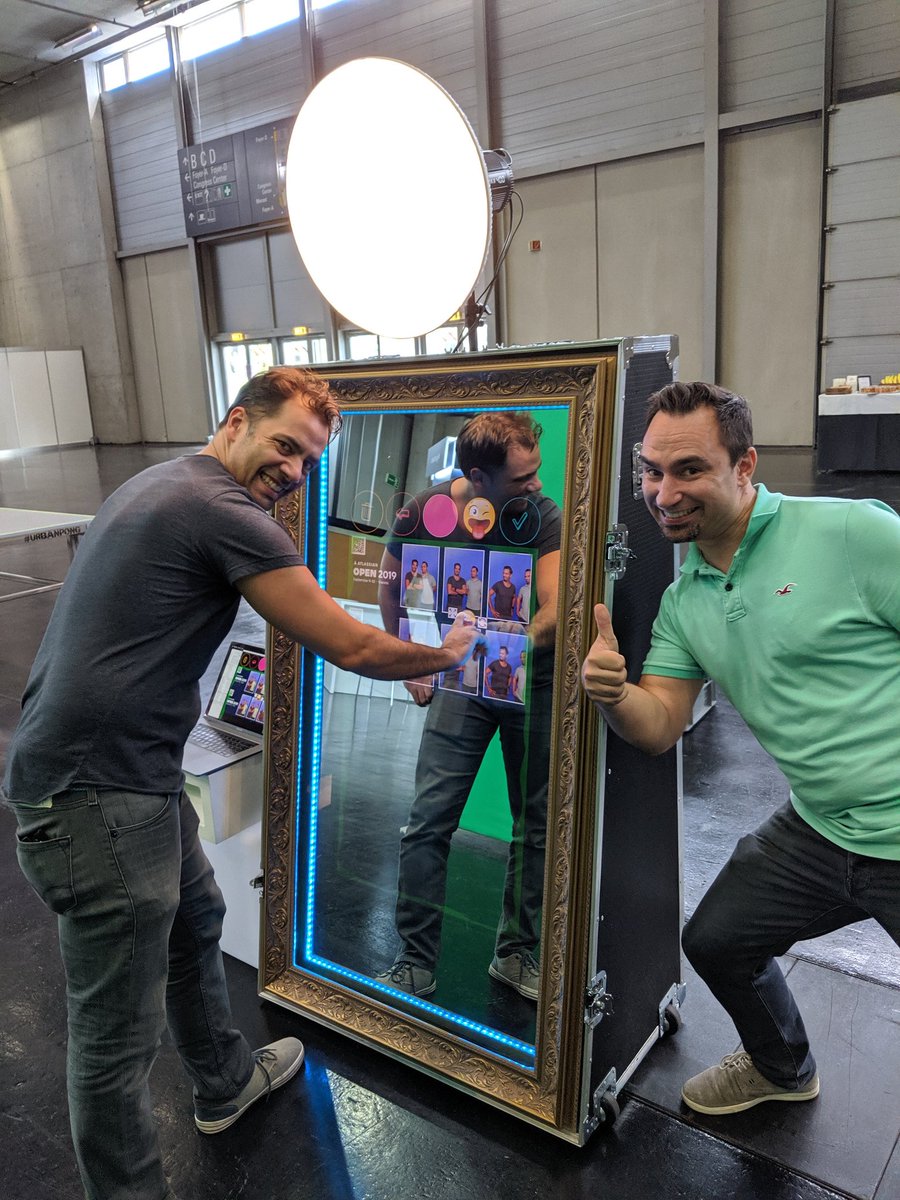 Auch ne coole Idee von fiestapics.at Fotobox als Touchscreen im Bilderrahmen. #atlassianopen <a href="/Atlassian/">Atlassian</a> <a href="/communardo/">kommunardo</a>