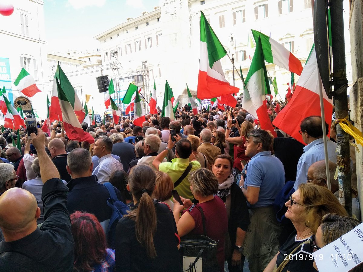 lor_santo's tweet photo. PRESENTE davanti a Montecitorio!! Siamo TANTISSIMI! Diciamo con forza NO ad un INCIUCIO che si vuole fare passare come "normale amministrazione"!! #vogliamovotare -  sempre #conlagenteperlagente https://t.co/yYwHFMsDIq