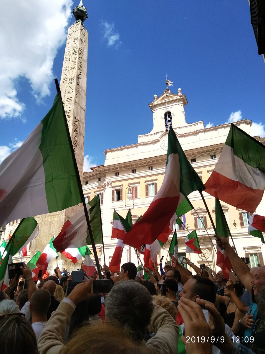 lor_santo's tweet photo. PRESENTE davanti a Montecitorio!! Siamo TANTISSIMI! Diciamo con forza NO ad un INCIUCIO che si vuole fare passare come "normale amministrazione"!! #vogliamovotare -  sempre #conlagenteperlagente https://t.co/yYwHFMsDIq
