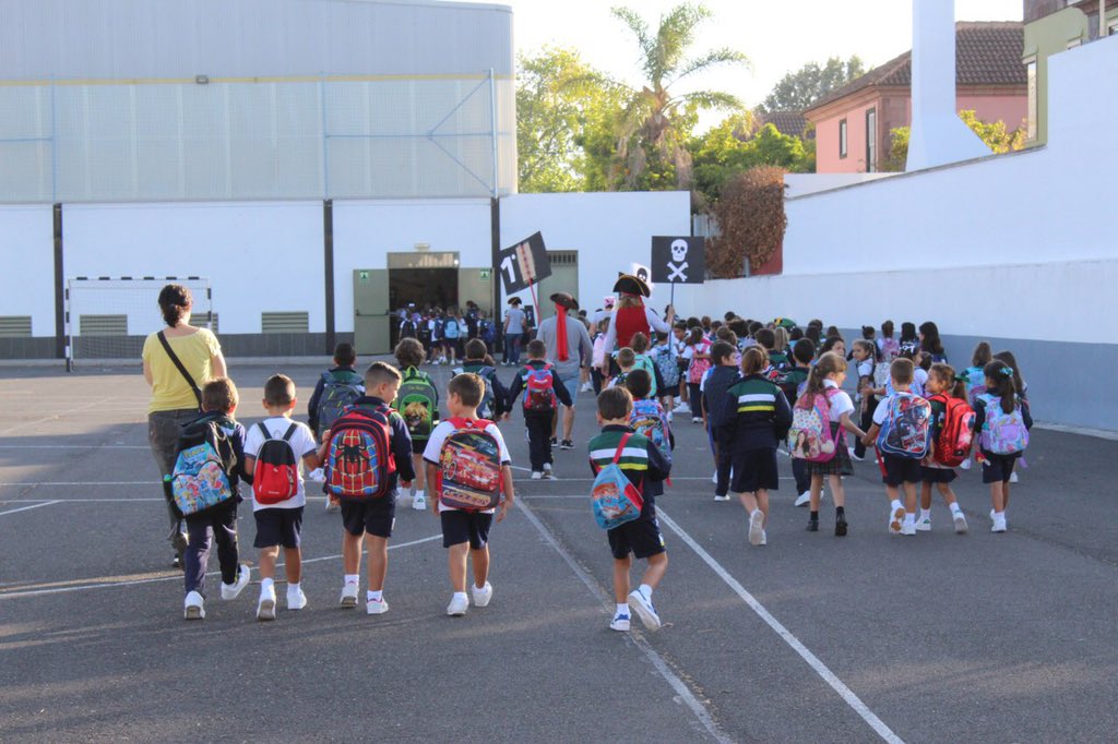 buenconsejoll's tweet photo. ¡¡Bienvenid@s!! Comenzamos el impresionante #InicioDeClases estamos viviendo en el colegio con la sorpresa del decorado, profesores y personal no docentes disfrazados de 🏴‍☠️ piratas, bailes y juegos junto a las familias y alumnado. #JuntosDescibriendoLoMejorDeTi #AventuraPirata https://t.co/ntRoMKlp55