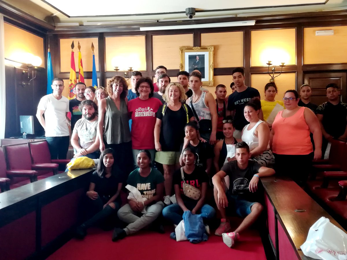 scgramenet's tweet photo. Recepció institucional a les noies i els nois participants en el projecte #GELEM organitzat per @GrupEirene El grup, integrat per joves i equips educatius colomencs i hongaressos, ha estat rebut per la Tinenta d'Alcaldessa @PetryJimenez i la @defensorascg Pepa González https://t.co/bFvFh8eTJw